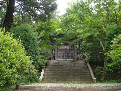 䒸
